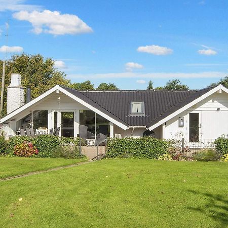 8 Person Holiday Home In Hejls Екстериор снимка