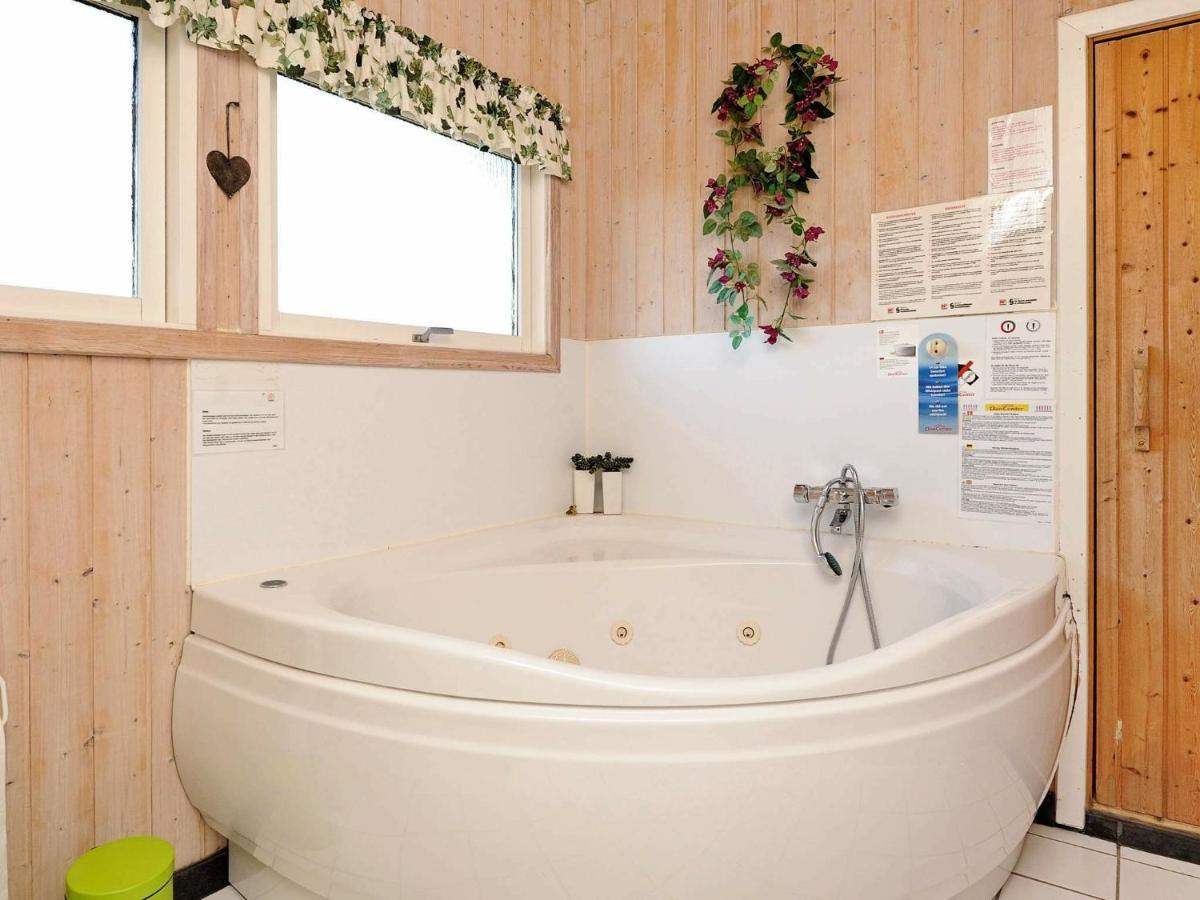 8 Person Holiday Home In Hejls Стая снимка